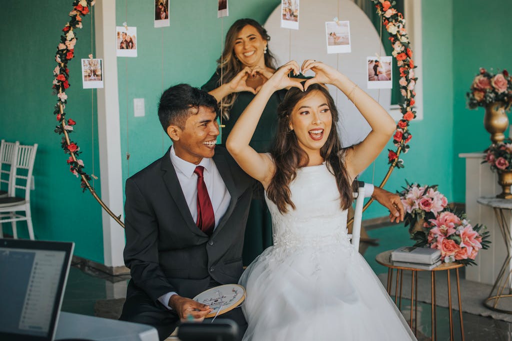Joyful moment with a bride and groom at a festive wedding in Cascavel, Brazil.